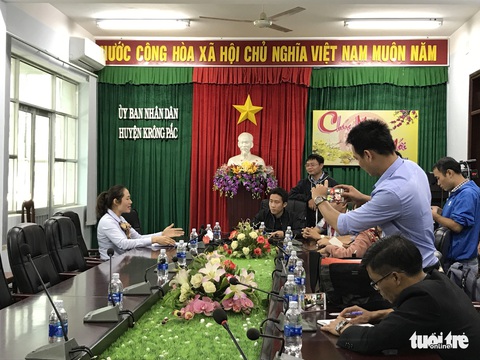 Huyện Krông Pắk hứa tìm việc cho hơn 500 giáo viên bị cắt hợp đồng - Ảnh 4. Huyện Krông Pắk hứa tìm việc cho hơn 500 giáo viên bị cắt hợp đồng - Ảnh 4.