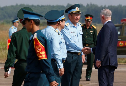 Bộ trưởng Quốc phòng Mỹ thăm sân bay Biên Hòa - Ảnh 2. Bộ trưởng Quốc phòng Mỹ thăm sân bay Biên Hòa - Ảnh 2.
