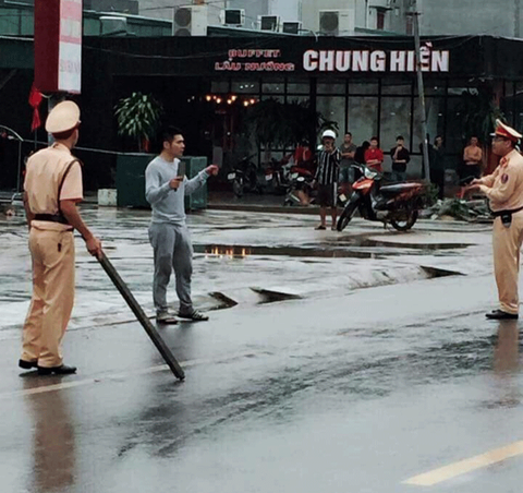 Khống chế thanh niên nghi ‘ngáo đá’ vác dao diễu phố - Ảnh 1. Khống chế thanh niên nghi ‘ngáo đá’ vác dao diễu phố - Ảnh 1.