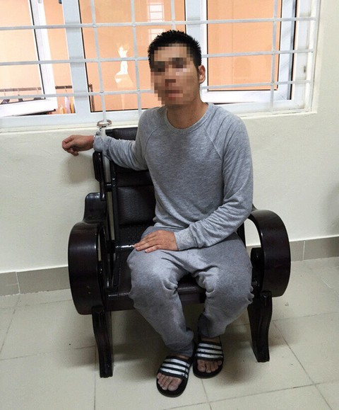 Khống chế thanh niên nghi ‘ngáo đá’ vác dao diễu phố - Ảnh 2. Khống chế thanh niên nghi ‘ngáo đá’ vác dao diễu phố - Ảnh 2.