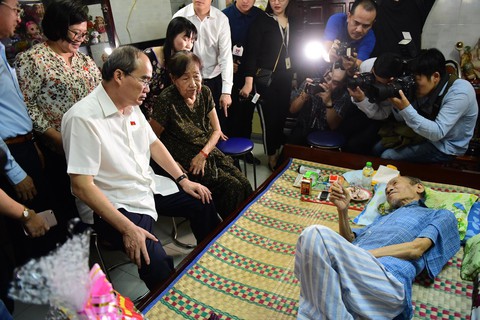 Bí thư Nguyễn Thiện Nhân thăm người dân quận 2 - Ảnh 1. Bí thư Nguyễn Thiện Nhân thăm người dân quận 2 - Ảnh 1.