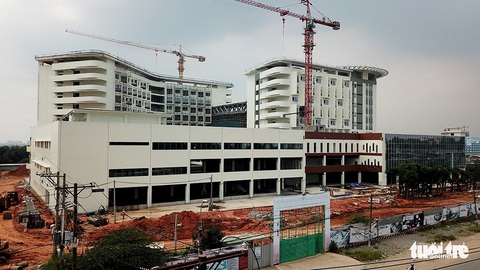 Xây dựng bệnh viện kéo dài, người bệnh thiệt thòi - Ảnh 3. Xây dựng bệnh viện kéo dài, người bệnh thiệt thòi - Ảnh 3.