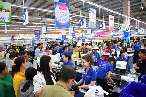 Siêu thị bán đồng giá 100.000 đồng cho hơn 100 mặt hàng hóa mỹ phẩm - Ảnh 2. Siêu thị bán đồng giá 100.000 đồng cho hơn 100 mặt hàng hóa mỹ phẩm - Ảnh 2.