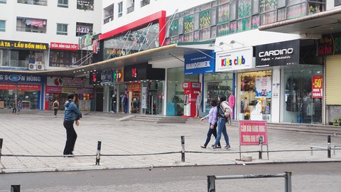 Bé sơ sinh rơi từ tầng 31 chung cư Linh Đàm: mẹ vứt con do quẫn trí? - Ảnh 1. Bé sơ sinh rơi từ tầng 31 chung cư Linh Đàm: mẹ vứt con do quẫn trí? - Ảnh 1.