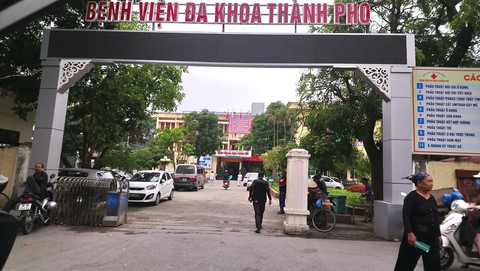 Hai nhóm bắn, chém nhau, 5 người nhập viện - Ảnh 1. Hai nhóm bắn, chém nhau, 5 người nhập viện - Ảnh 1.
