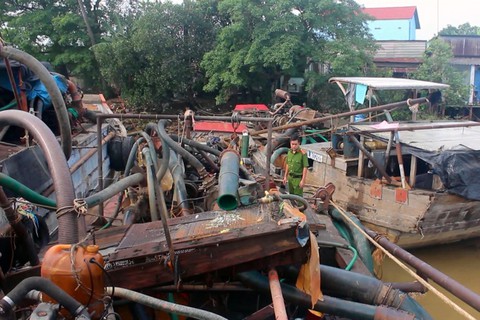 Truy đuổi như phim, tóm gọn nhiều đối tượng khai thác cát lậu - Ảnh 1. Truy đuổi như phim, tóm gọn nhiều đối tượng khai thác cát lậu - Ảnh 1.