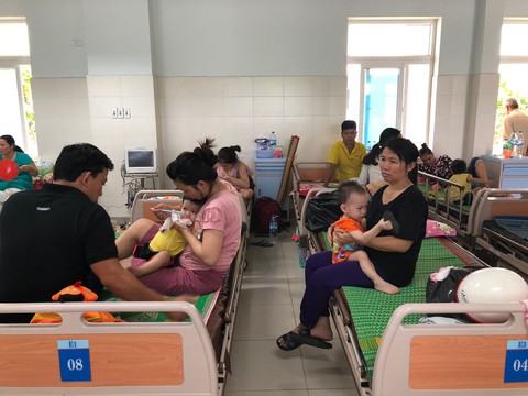 Một bệnh nhi tử vong vì bệnh chân tay miệng ở Quảng Ngãi - Ảnh 1. Một bệnh nhi tử vong vì bệnh chân tay miệng ở Quảng Ngãi - Ảnh 1.