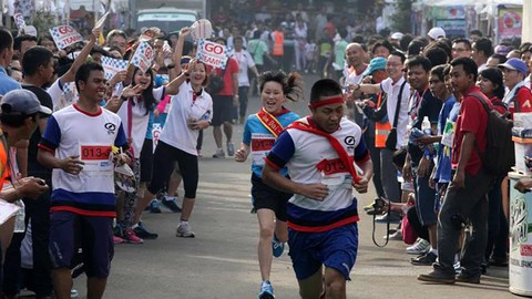 Chạy tiếp sức giữa lòng Hà Nội vì an toàn giao thông - Ảnh 2. Chạy tiếp sức giữa lòng Hà Nội vì an toàn giao thông - Ảnh 2.