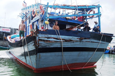 Một tàu cá Quảng Nam bị đâm vỡ ở Hoàng Sa - Ảnh 2. Một tàu cá Quảng Nam bị đâm vỡ ở Hoàng Sa - Ảnh 2.