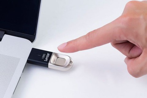 Xuất hiện USB tích hợp công nghệ cảm biến vân tay - Ảnh 1. Xuất hiện USB tích hợp công nghệ cảm biến vân tay - Ảnh 1.