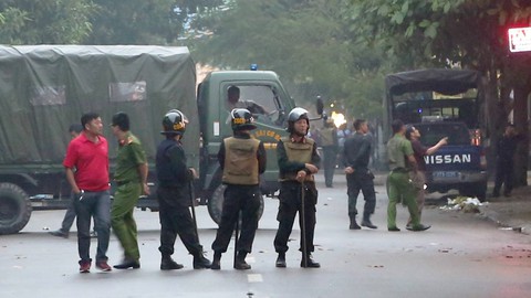 Bắt kẻ ôm lựu đạn cố thủ sau 12 giờ bao vây tại Nghệ An - Ảnh 1. Bắt kẻ ôm lựu đạn cố thủ sau 12 giờ bao vây tại Nghệ An - Ảnh 1.