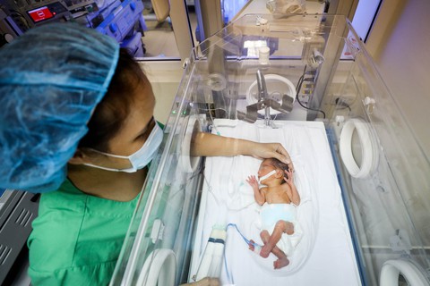 Tận tụy những người mẹ chăm trẻ sinh non - Ảnh 1. Tận tụy những người mẹ chăm trẻ sinh non - Ảnh 1.