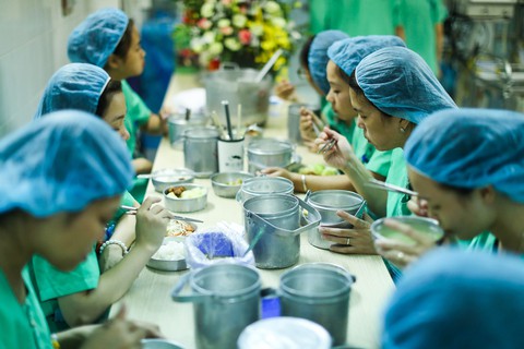 Tận tụy những người mẹ chăm trẻ sinh non - Ảnh 13. Tận tụy những người mẹ chăm trẻ sinh non - Ảnh 13.