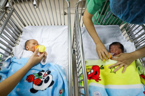 Tận tụy những người mẹ chăm trẻ sinh non - Ảnh 3. Tận tụy những người mẹ chăm trẻ sinh non - Ảnh 3.