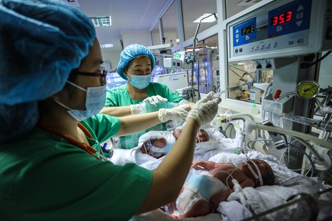 Tận tụy những người mẹ chăm trẻ sinh non - Ảnh 4. Tận tụy những người mẹ chăm trẻ sinh non - Ảnh 4.