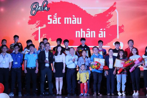 Hơn 400 sinh viên tham gia gala Sắc màu nhân ái - Ảnh 4. Hơn 400 sinh viên tham gia gala Sắc màu nhân ái - Ảnh 4.