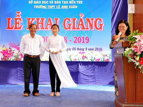 Dạy học bằng cả yêu thương: Cả trường đến với trò nghèo - Ảnh 1. Dạy học bằng cả yêu thương: Cả trường đến với trò nghèo - Ảnh 1.