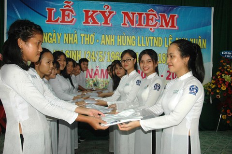 Dạy học bằng cả yêu thương: Cả trường đến với trò nghèo - Ảnh 2. Dạy học bằng cả yêu thương: Cả trường đến với trò nghèo - Ảnh 2.