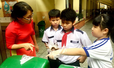 Sao người lớn cứ vứt rác bừa bãi? - Ảnh 1. Sao người lớn cứ vứt rác bừa bãi? - Ảnh 1.