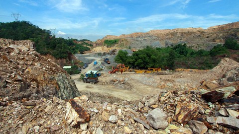 Bạt núi lấy đất, để lại quang cảnh như bãi chiến trường - Ảnh 1. Bạt núi lấy đất, để lại quang cảnh như bãi chiến trường - Ảnh 1.