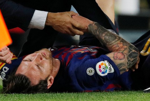 Messi chấn thương nặng, gãy xương cánh tay phải - Ảnh 1. Messi chấn thương nặng, gãy xương cánh tay phải - Ảnh 1.