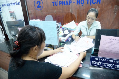 Cần sớm bỏ sổ hộ khẩu - Ảnh 1. Cần sớm bỏ sổ hộ khẩu - Ảnh 1.