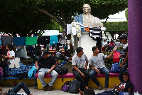 Mexico hé cửa biên giới cho người di cư nhưng ông Trump vẫn khen - Ảnh 5. Mexico hé cửa biên giới cho người di cư nhưng ông Trump vẫn khen - Ảnh 5.