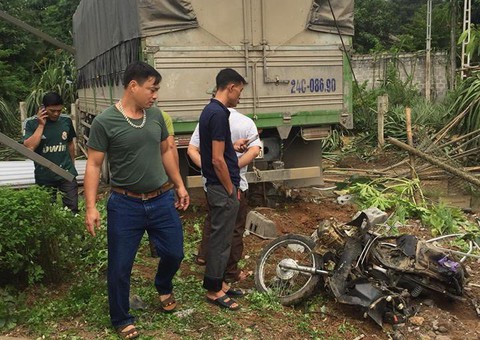 Xe tải lao vào nhà dân, 2 vợ chồng đi xe máy tử vong - Ảnh 2. Xe tải lao vào nhà dân, 2 vợ chồng đi xe máy tử vong - Ảnh 2.
