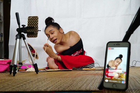 Cô gái không tay trở thành vlogger làm đẹp nổi tiếng - Ảnh 1. Cô gái không tay trở thành vlogger làm đẹp nổi tiếng - Ảnh 1.