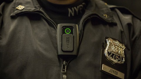 Camera đeo người bỗng nhiên bốc cháy, cảnh sát New York lo ngại - Ảnh 1. Camera đeo người bỗng nhiên bốc cháy, cảnh sát New York lo ngại - Ảnh 1.