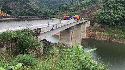 Nghiệm thu 2 năm, cầu vẫn... chưa xong - Ảnh 1. Nghiệm thu 2 năm, cầu vẫn... chưa xong - Ảnh 1.