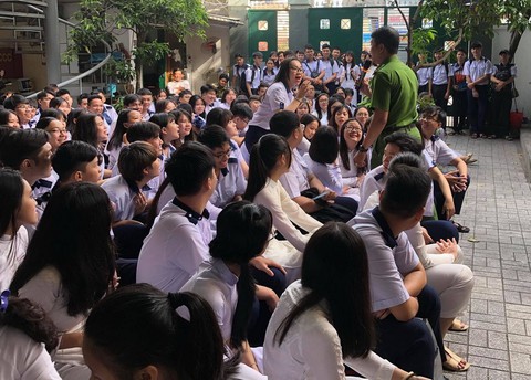 Đua nhau chia sẻ clip anh công an dạy học sinh chiêu chống xâm hại - Ảnh 2. Đua nhau chia sẻ clip anh công an dạy học sinh chiêu chống xâm hại - Ảnh 2.