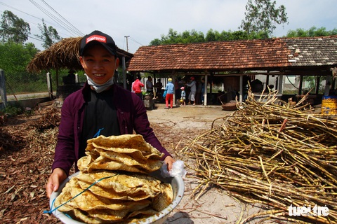 Cần mẫn chắt chiu từng giọt đường - Ảnh 2. Cần mẫn chắt chiu từng giọt đường - Ảnh 2.