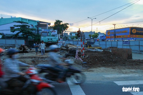 Những con đường ở Đà Nẵng ngổn ngang trước mùa mưa lũ - Ảnh 7. Những con đường ở Đà Nẵng ngổn ngang trước mùa mưa lũ - Ảnh 7.