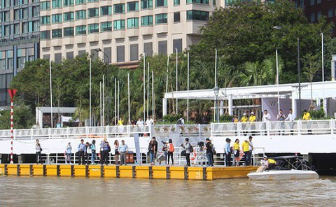 TP.HCM biến bến Bạch Đằng thành điểm du lịch, ẩm thực đêm - Ảnh 1. TP.HCM biến bến Bạch Đằng thành điểm du lịch, ẩm thực đêm - Ảnh 1.