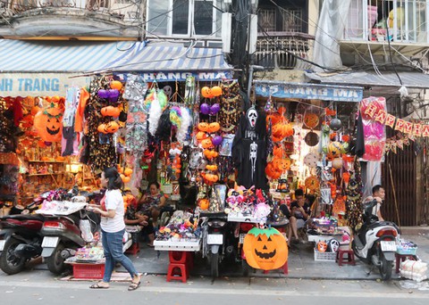 Bày bán nhiều mặt hàng phục vụ ngày hội Halloween - Ảnh 1. Bày bán nhiều mặt hàng phục vụ ngày hội Halloween - Ảnh 1.