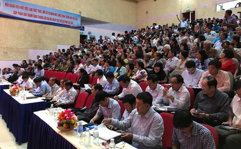 Phạt người phụ nữ ném giày 750.000 đồng - Ảnh 1. Phạt người phụ nữ ném giày 750.000 đồng - Ảnh 1.