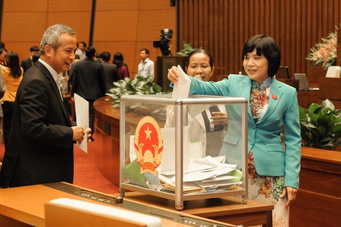 Hôm nay 24-10, Quốc hội bắt đầu lấy phiếu tín nhiệm - Ảnh 1. Hôm nay 24-10, Quốc hội bắt đầu lấy phiếu tín nhiệm - Ảnh 1.