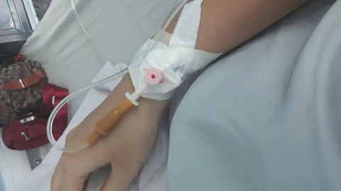 Sai lầm cứ mệt là đi truyền dịch - Ảnh 1. Sai lầm cứ mệt là đi truyền dịch - Ảnh 1.