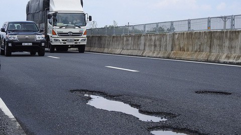 Dừng thu phí nếu chậm sửa đường hỏng hoặc sửa không đạt chất lượng - Ảnh 1. Dừng thu phí nếu chậm sửa đường hỏng hoặc sửa không đạt chất lượng - Ảnh 1.