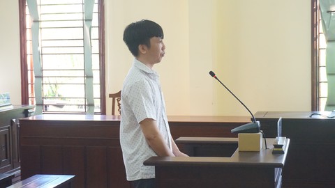 Nguyên đại úy cảnh sát cơ động lừa chạy việc lãnh 13 năm tù - Ảnh 1. Nguyên đại úy cảnh sát cơ động lừa chạy việc lãnh 13 năm tù - Ảnh 1.