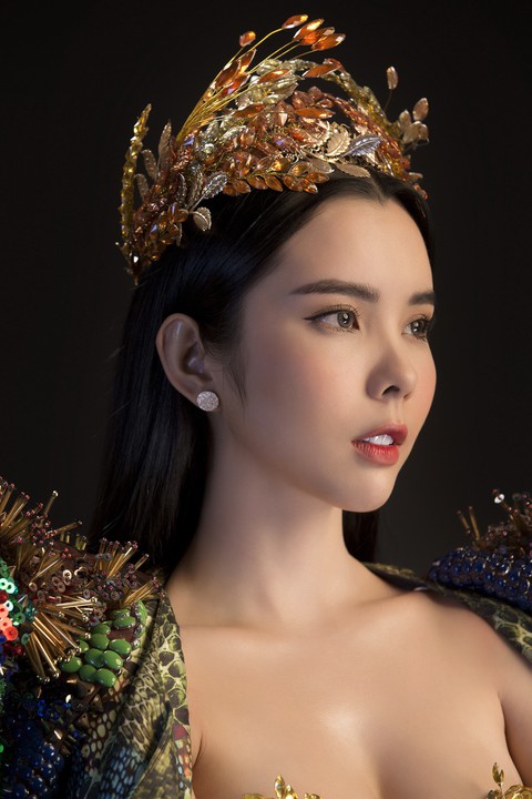 Bộ trang phục 20kg của Huỳnh Vy tại Nữ hoàng Du lịch Toàn cầu 2018 - Ảnh 1. Bộ trang phục 20kg của Huỳnh Vy tại Nữ hoàng Du lịch Toàn cầu 2018 - Ảnh 1.