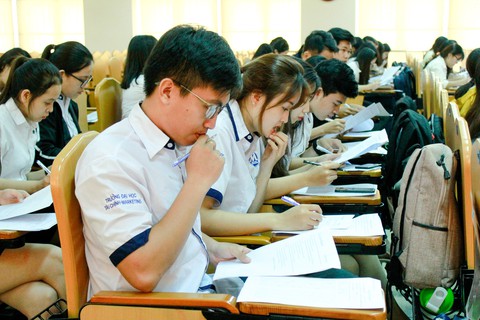 Trường quy định mặc trang phục lịch sự, sinh viên ấm ức - Ảnh 1. Trường quy định mặc trang phục lịch sự, sinh viên ấm ức - Ảnh 1.