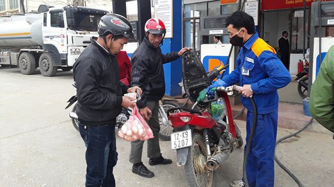 Thuế bảo vệ môi trường đè nặng giá xăng dầu, dồn lên quỹ bình ổn - Ảnh 1. Thuế bảo vệ môi trường đè nặng giá xăng dầu, dồn lên quỹ bình ổn - Ảnh 1.