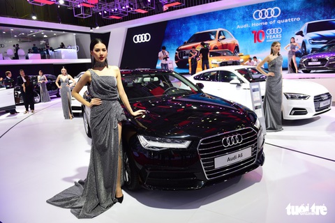 Những người đẹp hâm nóng triển lãm xe Vietnam Motor Show 2018 - Ảnh 2.