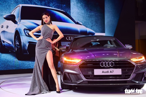 Những người đẹp hâm nóng triển lãm xe Vietnam Motor Show 2018 - Ảnh 3.