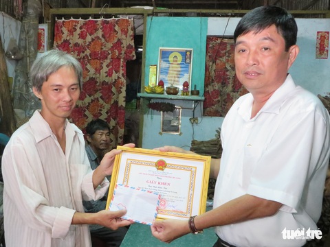Khen thưởng người làm thuê nhặt 50 triệu đồng giao nộp công an - Ảnh 1. Khen thưởng người làm thuê nhặt 50 triệu đồng giao nộp công an - Ảnh 1.