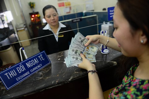 Muốn bán ngoại tệ, tới đâu để không bị phạt? - Ảnh 1. Muốn bán ngoại tệ, tới đâu để không bị phạt? - Ảnh 1.