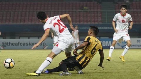 Cầu thủ U-19 Malaysia khiến đồng nghiệp gãy gập chân - Ảnh 2. Cầu thủ U-19 Malaysia khiến đồng nghiệp gãy gập chân - Ảnh 2.