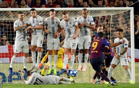 Brozovic gây bão với pha cản đá phạt có một không hai - Ảnh 1. Brozovic gây bão với pha cản đá phạt có một không hai - Ảnh 1.